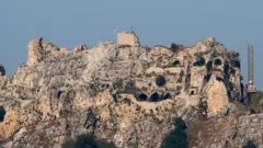 Una bandera de Israel y una bandera de la Brigada Golani ondean sobre las ruinas de la fortaleza medieval de Beaufort, situada en una colina en el sur del Líbano.
