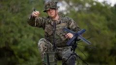 un soldado coloca un instrumento de comunicación durante los entrenamientos de la infantería de marina en Arroyo, en el sur de Puerto Rico, el pasado 5 de septiembre