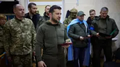 Tổng thống Ukraine Volodymyr Zelensky thăm binh lính Ukraine bị thương vào ngày 13 tháng 3