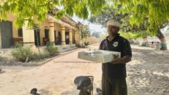 उत्तर प्रदेश: एक इंटर कॉलेज में बच्ची का एडमिशन कराने के लिए टॉयलेट सीट लेकर क्यों पहुंचे अभिभावक?