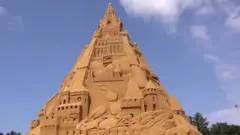 هذه أطول قلعة رمال في العالم