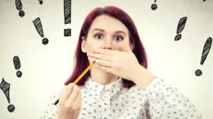 Женщина и восклицательные знаки