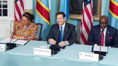 Mu kwezi gushize abashinzwe ububanyi n'amahanga - Thérèse Kayikwamba (ibumoso) wa DR Congo na Olivier Nduhungirehe (iburyo) w'u Rwanda, basinye ku mirongo migari y'ubwumvikane hagati y'ibi bihugu hagati yabo hari mugenzi wabo Marco Rubio wa Amerika