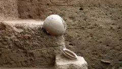 கீழடியில் மிகப் பெரிய பானை வனையும் தொழிற்கூடம் இருந்திருப்பதற்கான ஆதாரங்கள் கிடைத்துள்ளன.