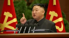 김정은 북한 국무위원장 겸 노동당 총비서가 지난달 29일 평양에서 노동당 중앙위원회 정치국 확대회의를 주재하고 있다