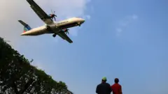 বিমান উড়ে যাচ্ছে