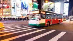 下班尖峰時分一輛公車開過台北街頭某路口