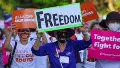 Abashyigikiye kugira amahitamo mu kubyara bari mu myigaragambyo yo ku rwego rw'igihugu ya Women's March