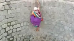 જીવના જોખમે કૂવામાં ઊતરતાં મહિલા