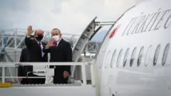 Kuzey Kıbrıs lideri Ersin Tatar ve Türkiye Dışişleri Bakanı Mevlüt Çavuşoğlu.