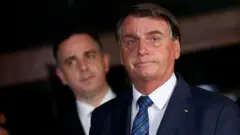 Jair Bolsonaro à frente do presidente do Senado Rodrigo Pacheco