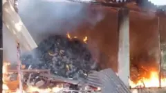 একটি টিনের ঘরে আগুন জ্বলছে