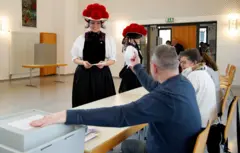 Mulheres em trajes típicos alemãs votam