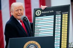El presidente Donald Trump sostiene un gráfico mientras habla durante un evento en el Jardín de las Rosas de la Casa Blanca en el que anuncia el "Día de la Liberación". 2 de abril 2025