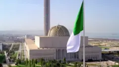 المسجد الملحمي مع أطول مئذنة في العالم