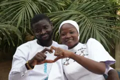 Aworan tọkọtaya Williams. wọn joko tia ara wọn, wọn wọ aṣọ fun.