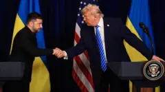 Perezida Zelensky na Donald Trump bahana ibiganza nyuma yo kubwira abanyamakuru ibyo baganiriye
