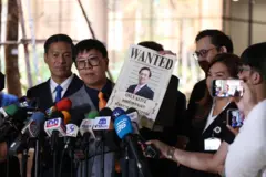 ชุติพงศ์ พิภพภิญโญ โชว์แผ่นภาพที่เขาเรียกว่า “ประกาศตามหาคนหาย” หลังถูกเลื่อนตอบกระทู้ถามเป็นรอบที่ 4 เมื่อ 29 ก.พ.