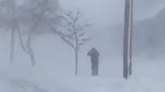 Mtu aliyesimama chini ya mtu kwenye baridi kali 