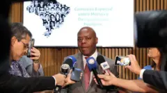 Silvio Almeida: 'Alguém que pratica assédio não vai ficar no governo', diz Lula ao comentar acusações 3 O ministro dos Direitos Humanos e da Cidadania (MDHC), Silvio de Almeida, participa de cerimônia de reinstalação da Comissão Especial sobre Mortos e Desaparecidos Políticos (CEMDP) em Brasília, em 30 de agosto de 2024. Foto: Antônio Cruz/Agência Brasil