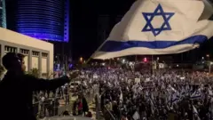 Ilaa 200,000 ayaa la rumeysan yahay inay isugu soo baxeen waddooyinka magaalada Tel Aviv.