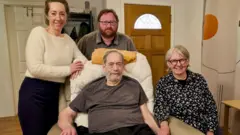 웨인이 세상을 떠나기 직전에 아내 스텔라(오른쪽)와 자녀 애슐리(왼쪽) 및 에밀리와 찍은 사진