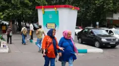 زنان ایرانی در برابر نماد صندوق رای