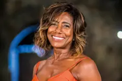 Glória Maria sorrindo