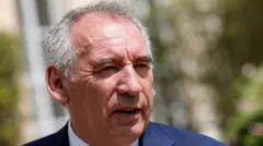 La photo montre François Bayrou portant un costume bleu à Paris, en France, en 2022