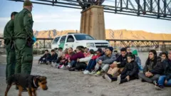 varios migrantes detenidos por agentes de la patrulla fronteriza