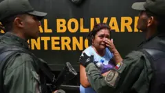 Cezaevi çevresinde tutuklu yakınları ve askerler 