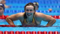 Katie Ledecky sonríe en la piscina