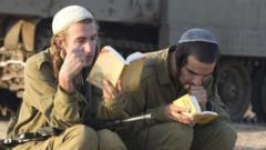 Dua tentara Netzah Hehuda tengah membaca