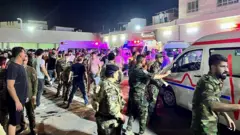 የአደጋ ጊዜ ሠራተኞች እና ወታደሮች በአል-ሃምዳኒያ ሆስፒታል ውስጥ