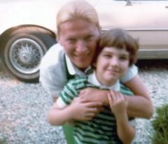 Collier Landry de niño abrazado por su madre.