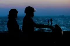 චාමරට පෙම්වතියක සිටියි. ඇය කොළඹ ප්‍රදේශයේ උපන් තරුණියක වන අතර කොළඹ නරගයේ ම පෞද්ගලික ආයතනයක රැකියාවක නිරත වෙයි.