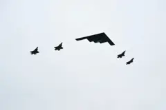 قاذفة قنابل من طراز B-2 (C) وأربع طائرات مقاتلة من طراز F-35 تحلق