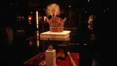 A coroa usada pelo xá do Irã, em uma vitrine de alta segurança, no Banco Central do país, em Teerã, que conserva milhares de peças do tesouro nacional iraniano