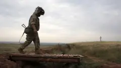 Український військовий у зоні ООС
