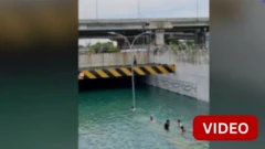 வெள்ளத்தில் நிரம்பிய சுரங்கப்பாதையை நீச்சல் குளமாக்கிய மக்கள்