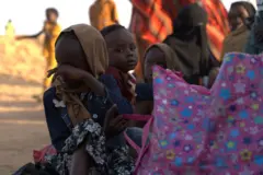 أطفال سودانيون يفترشون الأرض
