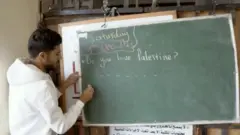 पॅलेस्टिनी शिक्षक तारिक अल-एन्नबी यांची शाळा बॉम्बहल्ल्यात उद्ध्वस्त झाली आणि त्यांचे काही विद्यार्थी मृत्युमुखी पडले.   