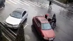 Кызды уурдап кеткен учур видеокөзөмөлгө жазылып калган