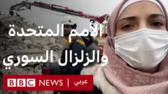 امرأة تجلس أمام أنقاض بيت