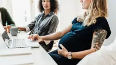 يقول خبراء إن مجرد تقديم مزايا الخصوبة لا يكفي، لأن الشركات يجب أن تخلق مناخًا يشعر فيه العمال بالحرية في استخدام هذه المزايا