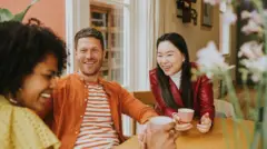 pessoas conversando em um café