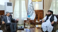 جی‌. پی سینگ، دبیر مشترک وزارت خارجه هند و امیرخان متقی، وزیر خارجه طالبان