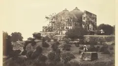 অযোধ্যার সেই বিতর্কিত ধর্মীয় কাঠামো। ১৮৮৭ সালে তোলা ছবি
