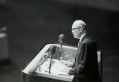 Uma foto em preto e branco mostra o então presidente dos EUA, Dwight Eisenhower, falando na ONU em dezembro de 1953