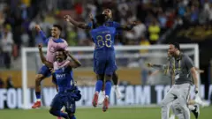 لاعبو الهلال يحتفلون بعد الفوز على مانشستر سيتي